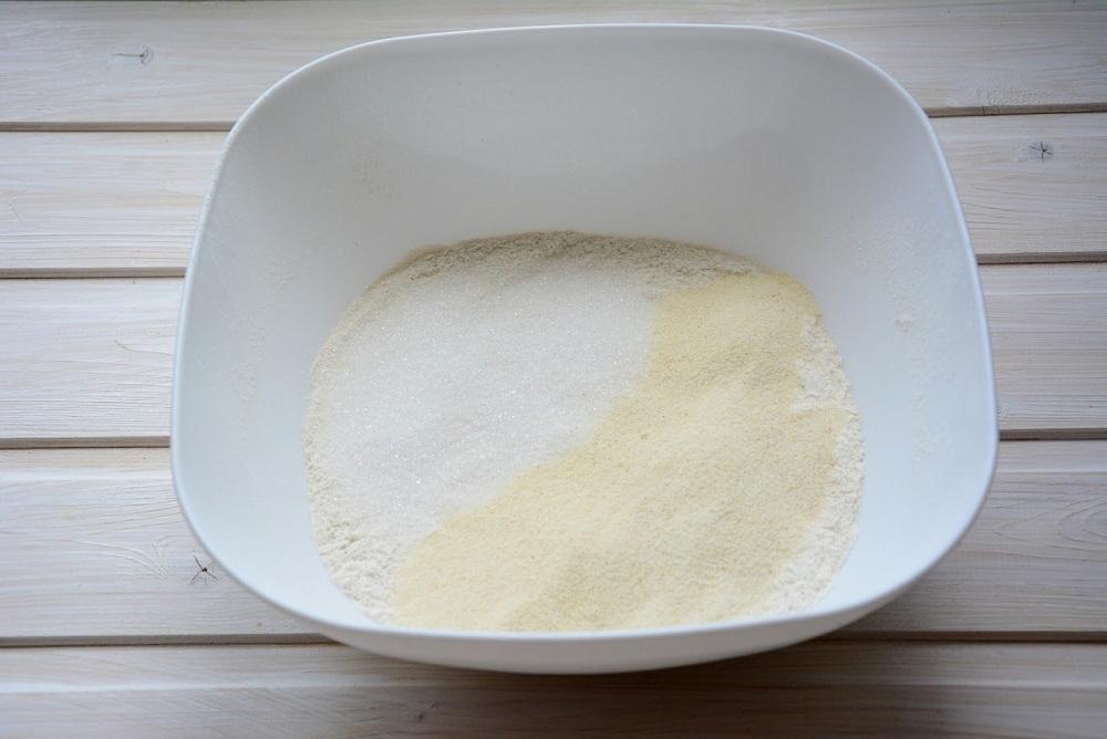 Смешивание муки, манки и сахара для приготовления сырников Мука, манка и сахар