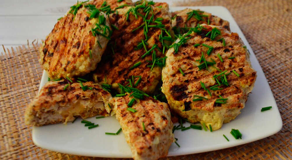 Приготовленные котлеты из мяса с сыром на электрогриле Мясные котлеты на электрогриле с сыром