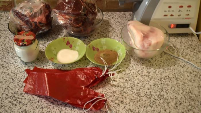 Ингредиенты для приготовления сервелата из лосятины Мясо для сервелата