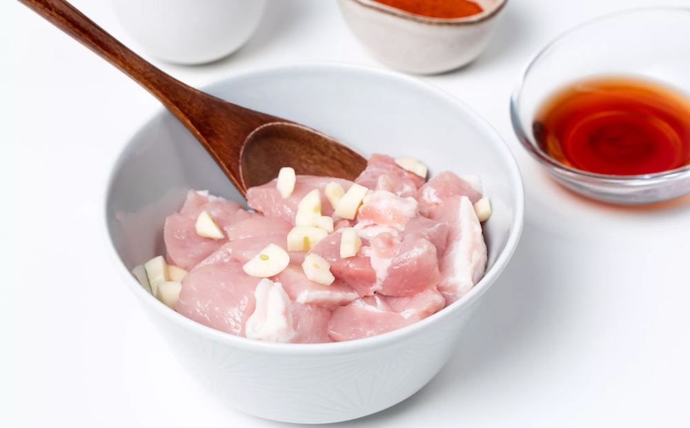 Нарубленное мясо с чесноком Мясо и чеснок