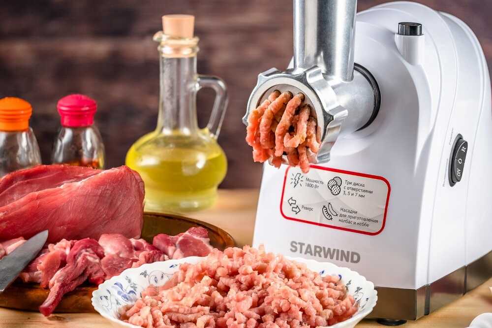 Мясо, перекрученное через мясорубку Мясо и фарш в мясорубке