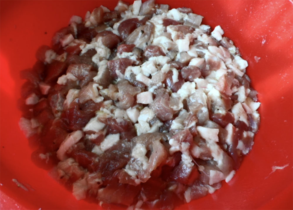 Нарезание мяса и сала Мясо и сало для колбасы