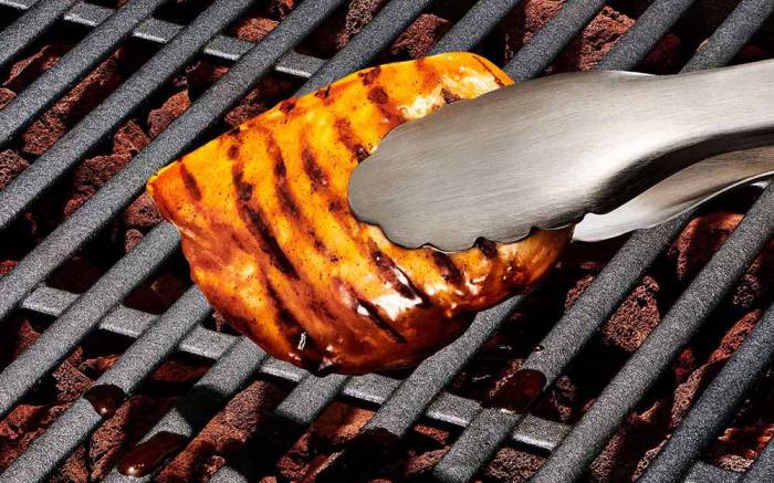 Использование щипцов для переворачивания мяса на решётке Мясо и щипцы