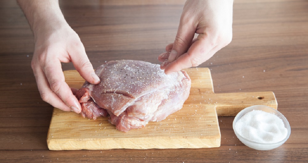 Натирание мяса индейки солью Мясо индейки и соль