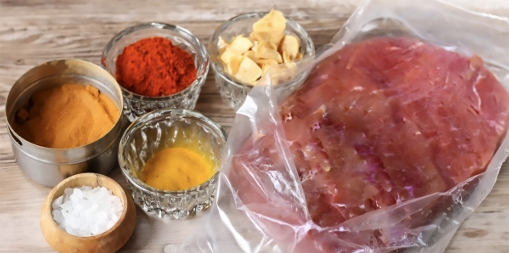 Ингредиенты для приготовления бастурмы из маринованной лосятины Мясо лося и специи