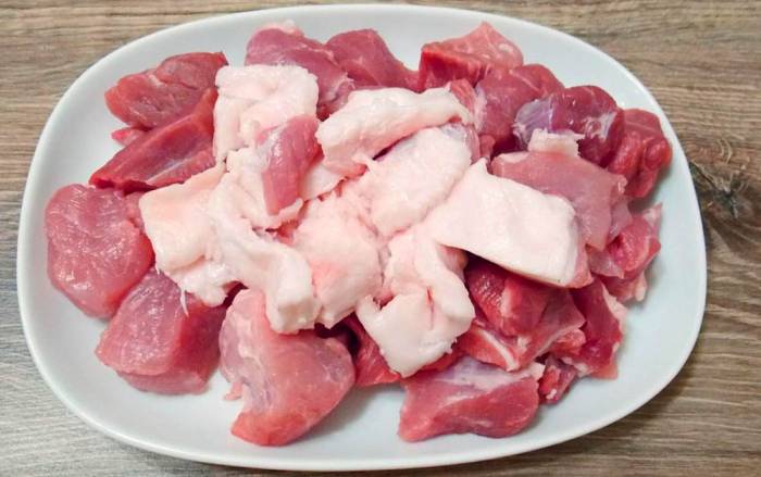 Нарезание мяса и сало на небольшие кусочки Мясо на кусочки