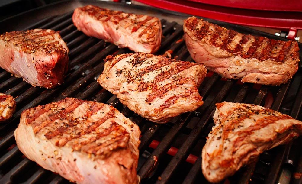 Мясо на готовящееся гриле Мясо на гриле