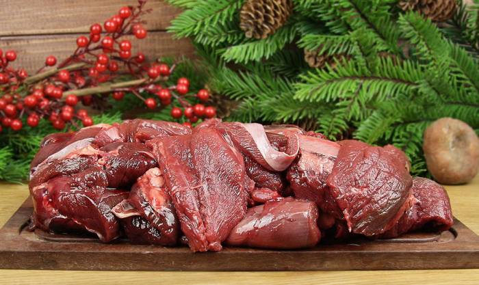 Свежая оленина для вяления Мясо оленя на столе