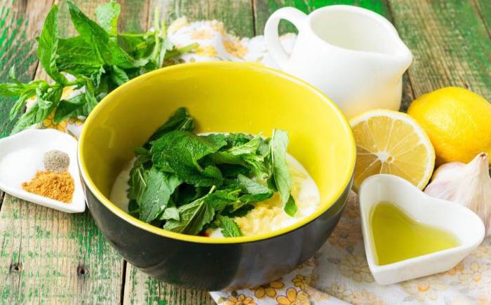 Добавление мяты в соус Мята и кефир