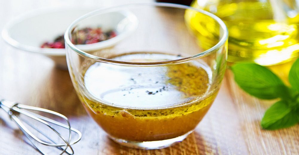 Приготовление заправки для салата из мёда, бальзамического уксуса и оливкового масла Мёд, бальзамический уксус и масло