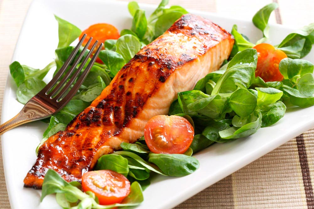 Приготовленный на гриле цельный лосось с овощами на гриле цельный лосось с овощами