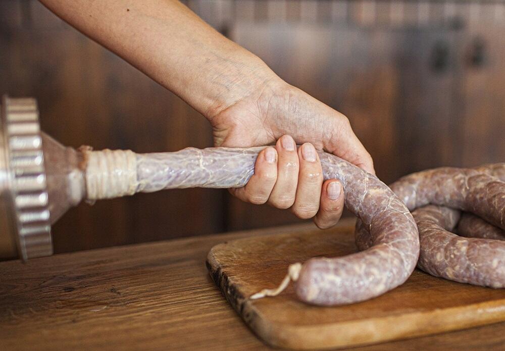 Наполнение домашней колбасы Набивка кишков ливером