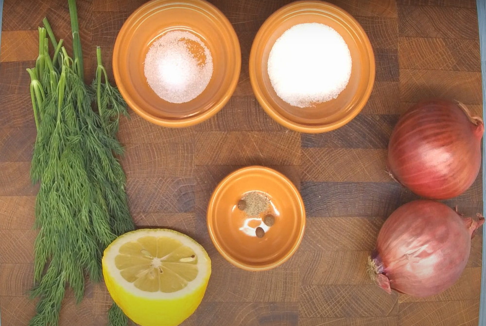 Красный лук с ингредиентами для маринования Две головки красного лука с ингредиентами для маринования