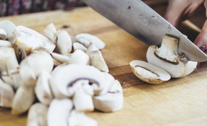 Нарезанные для салата шампиньоны Нарезание шампиньонов ножом