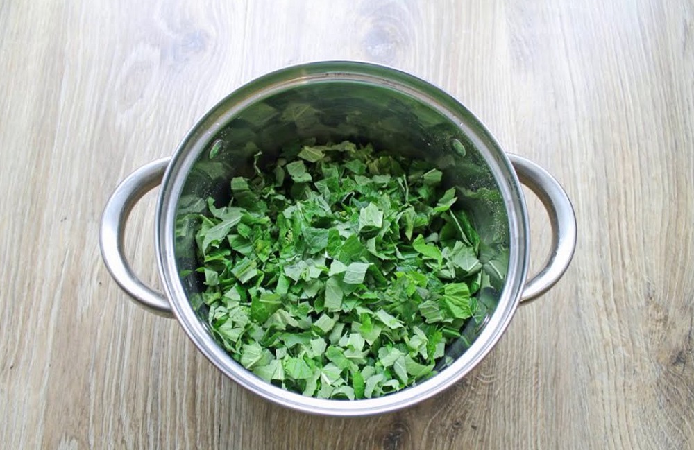 Мелконарезанные мятные листья Нарезанная мята в кастрюле