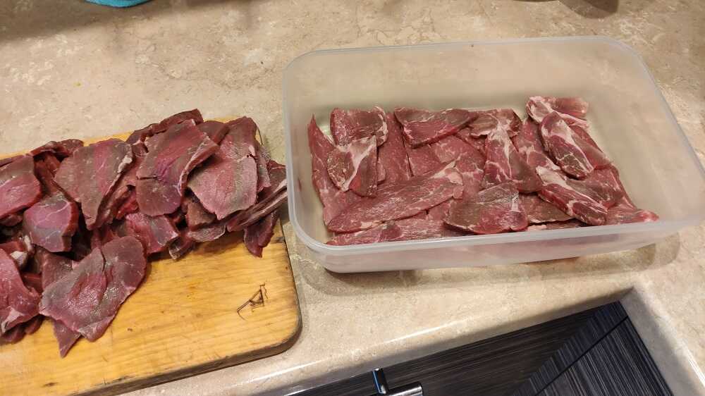 Нарезанное мясо говядины для приготовления джерок Нарезанная говядина для джерок