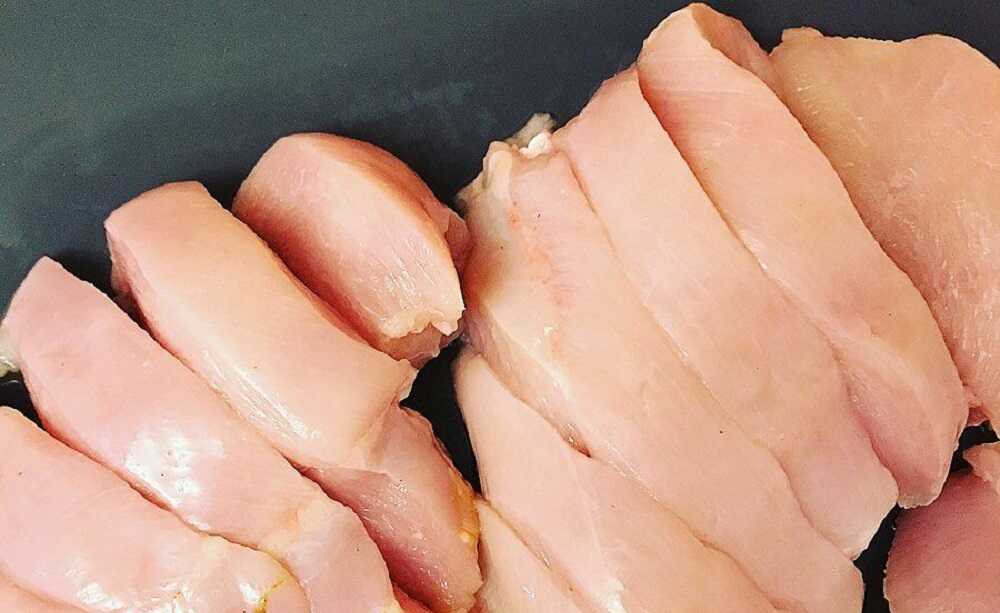 Куриное филе, порезанное брусочками Нарезанная свежая куриная грудка