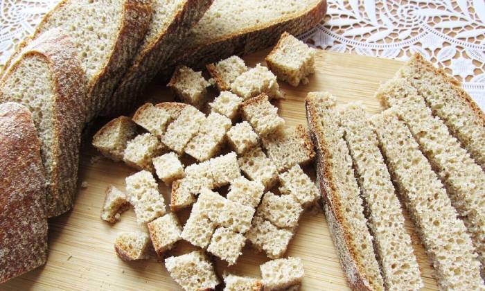 Черный хлеб подготовлен к сушке Нарезанный кубиками черный хлеб