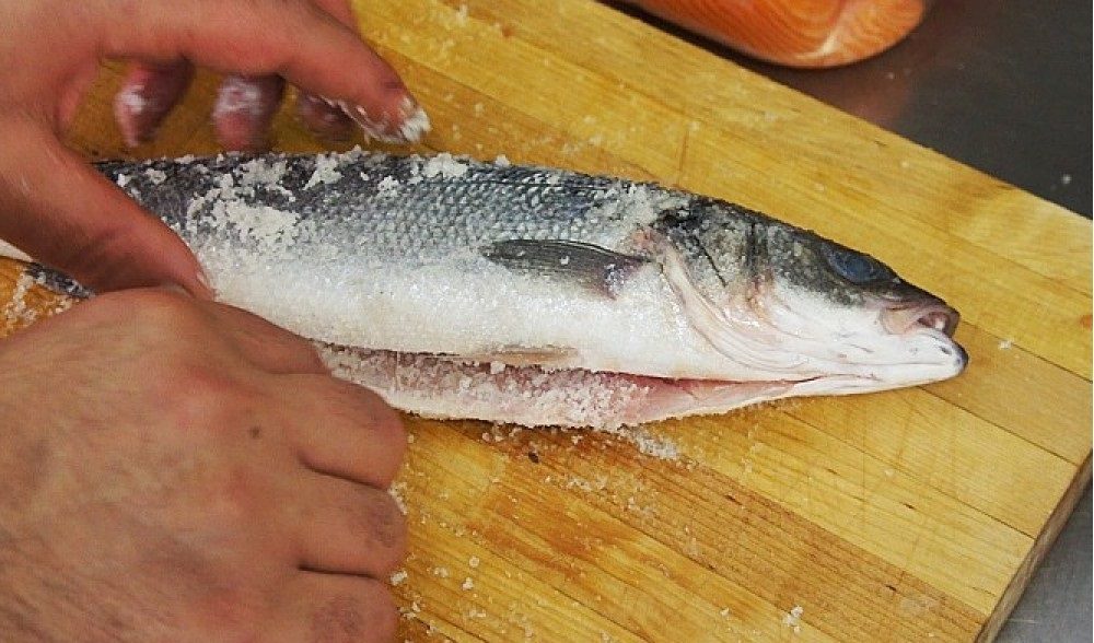 Засолка тушки сибаса Натирание сибаса солью