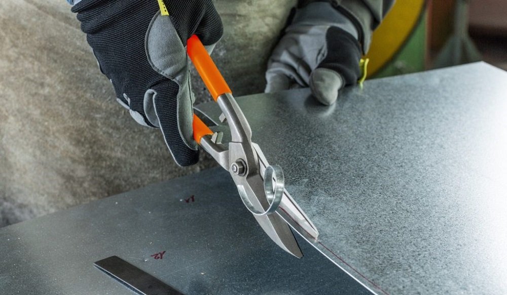 Разрезание листов нержавеющей стали ножницами Ножницы по металлу