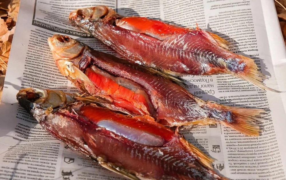 Сушеная вобла без чешуи Очищенная вобла лежит на газете