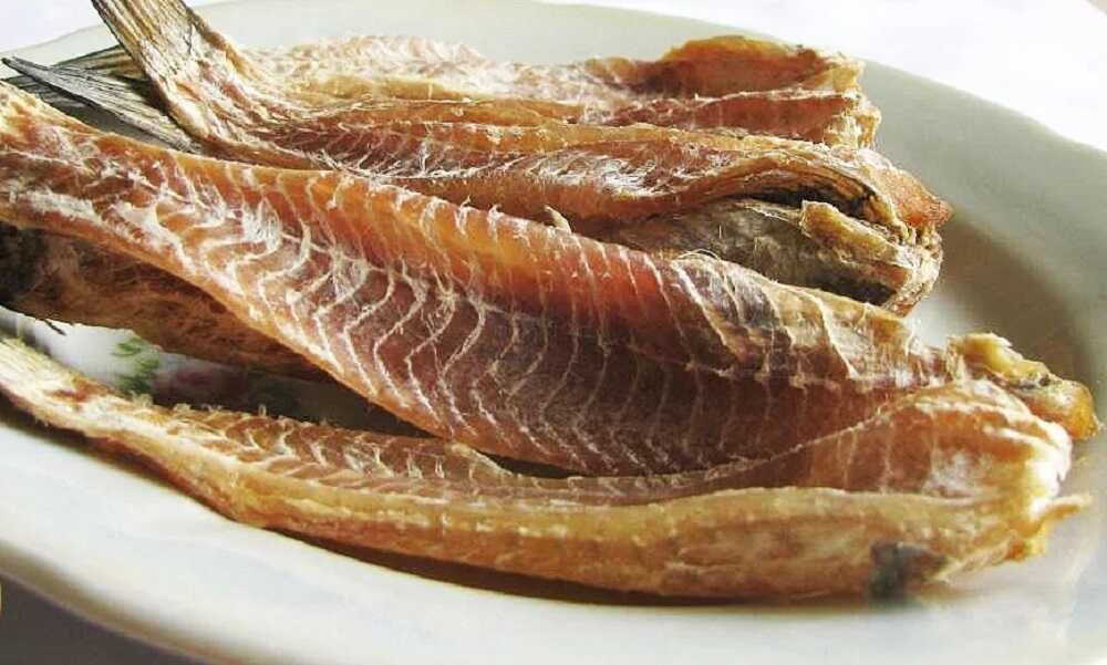 Очищенная вяленая тарань Вяленая тарань на тарелке
