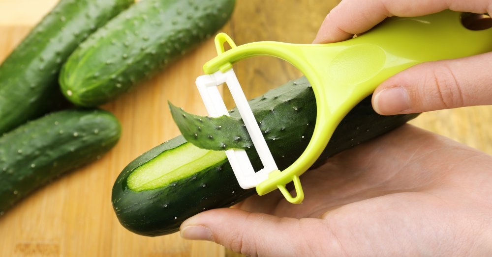 Очистка огурца от кожуры Огурец для салата с кукурузой