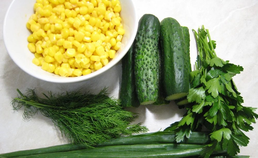 Огурец, кукуруза и зелен для салата Огурец и кукуруза