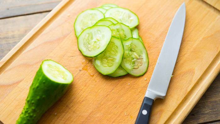 Нарезание огурца кружочками Огурец и нож