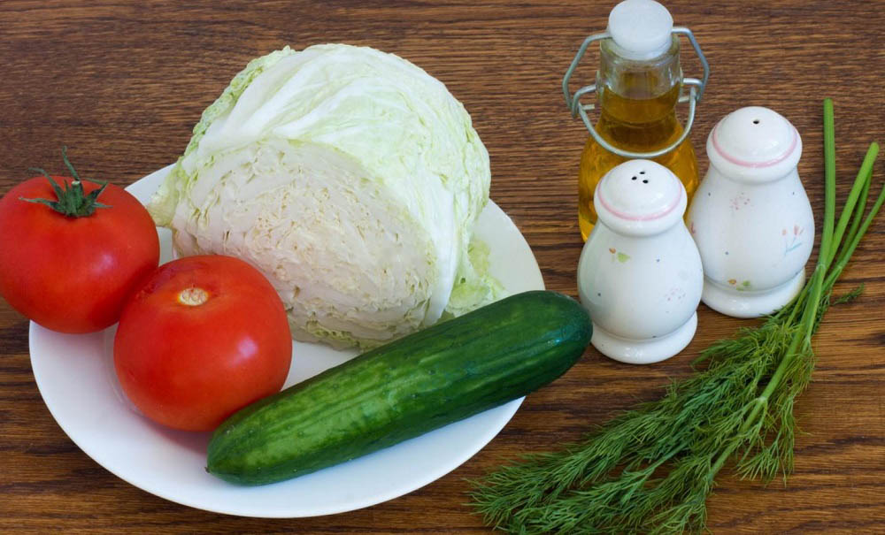Овощи для салата с копчёной курицей Огурец, помидор и капуста