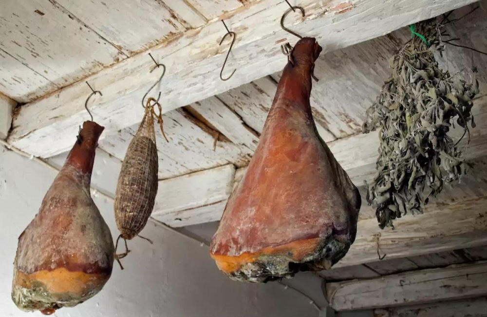 Вяление свиного окорока в подвале Окорок на крюке