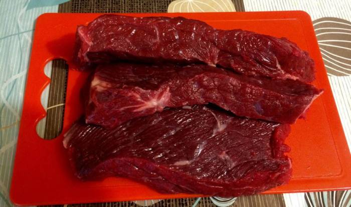 Цвет и структура свежей оленины Оленина на доске