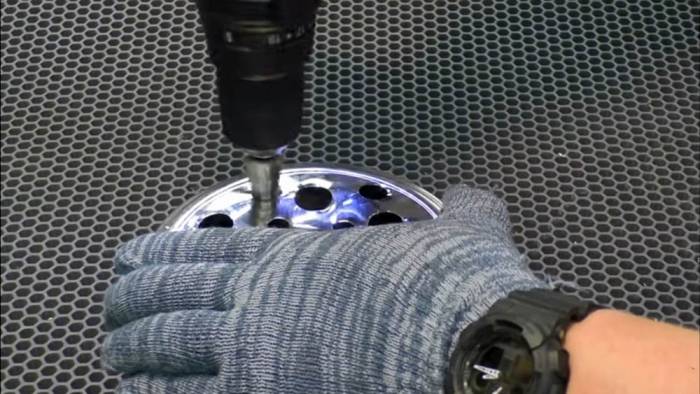 Подготовка отверстий в крышке Отверстия в крышке