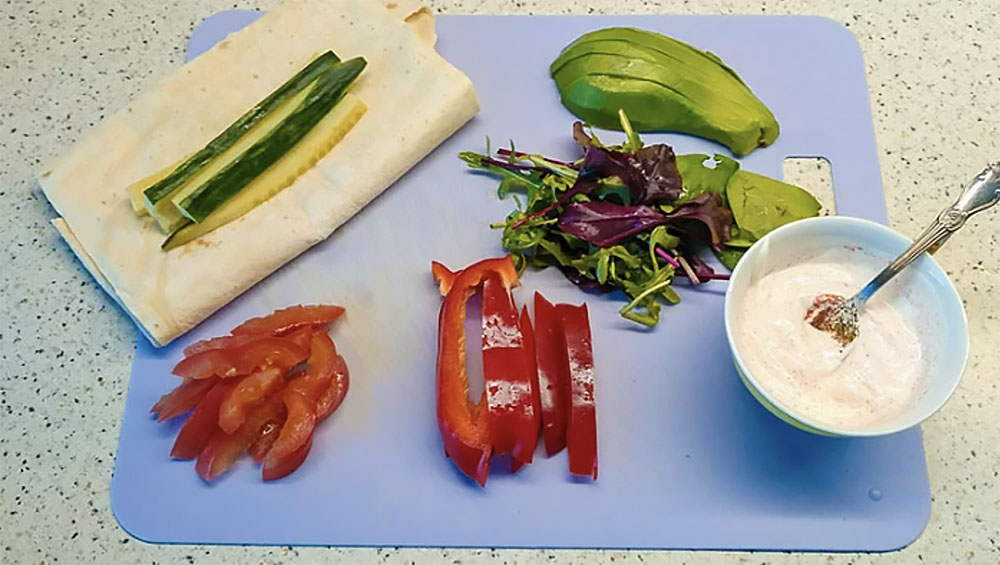 Нарезанные овощи для шаурмы с авокадо Овощи для шаурмы с авокадо