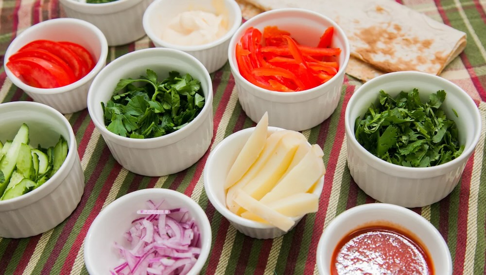 Нарезанные овощи для шаурмы Овощи для шаурмы