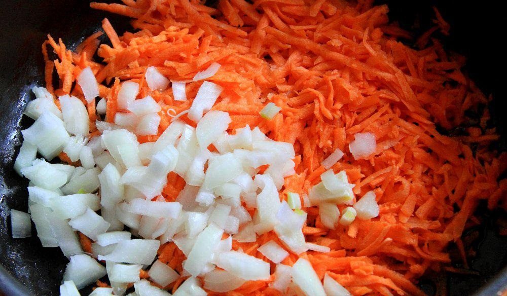 Обжаривание пастернака, лука и моркови Пастернак, морковь и лук