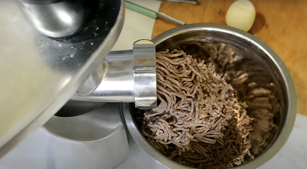 Измельчение печени при помощи мясорубки Печень и мясорубка