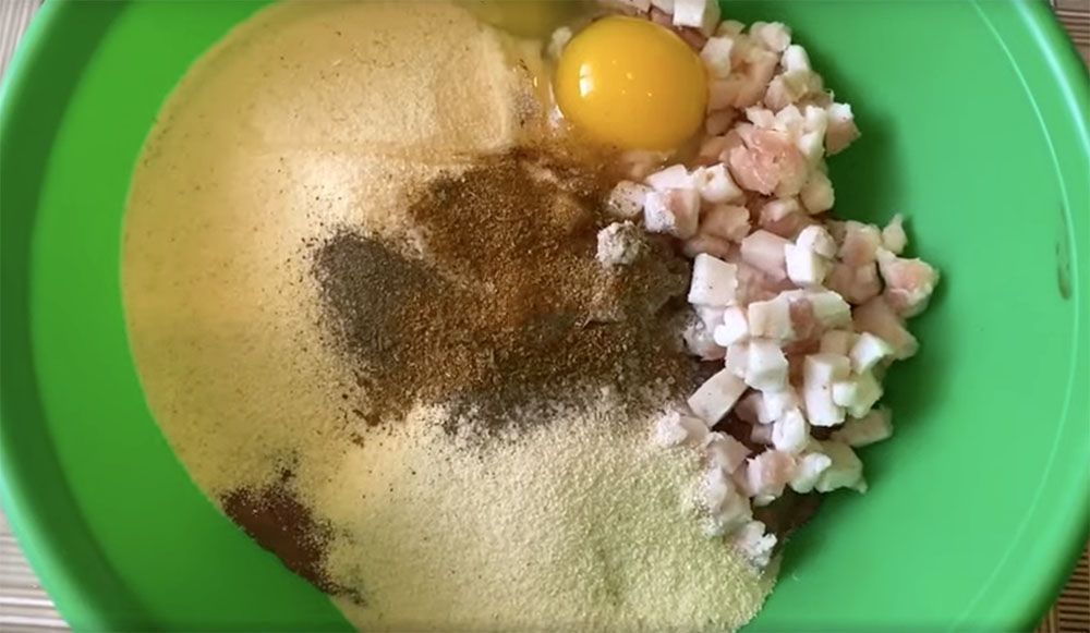 Смешивание всех ингредиентов Печень, манка, сало, специи