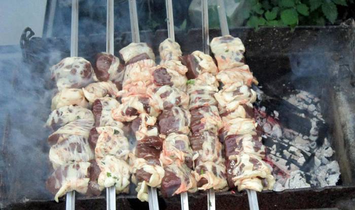 Приготовление шашлыка по-узбекски на мангале Печень с сальниками на мангале