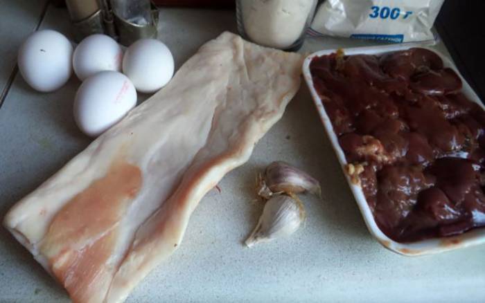 Ингредиенты для приготовления печёночной колбасы с салом Печень, сало, крахмал, яйца