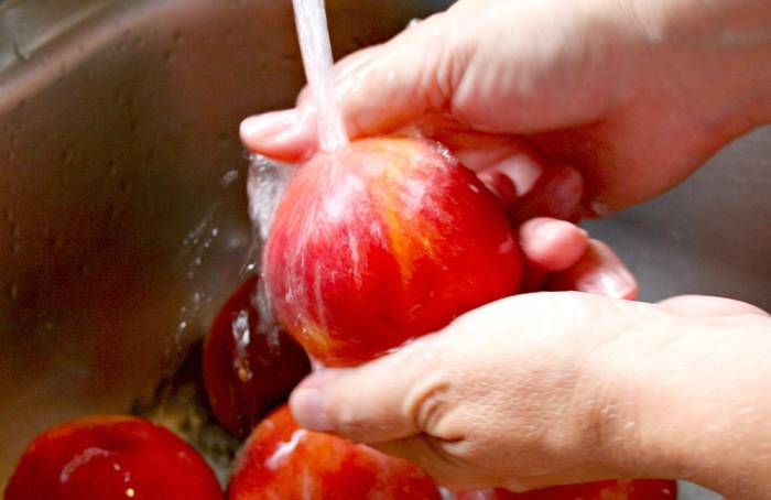 Мытьё персиков перед сушкой Персики и вода