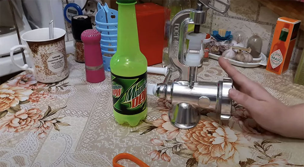 Пластиковая бутылка для изготовления насадки для мясорубки Пластиковая бутылка и мясорубка