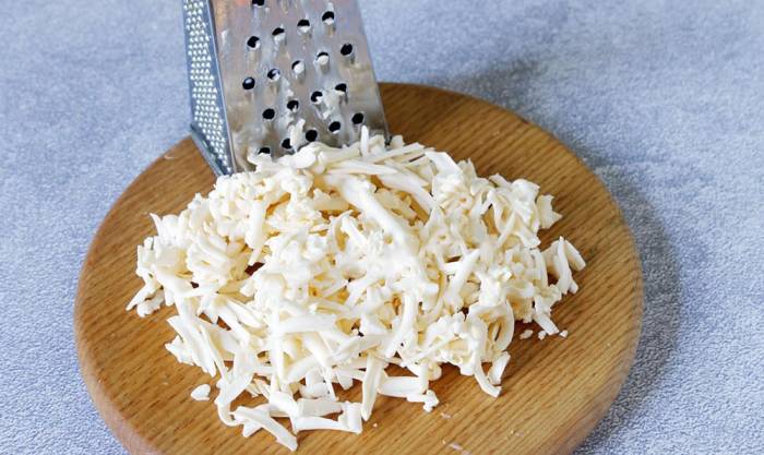 Измельчение плавленого сыра на тёрке Плавленый сыр и тёрка