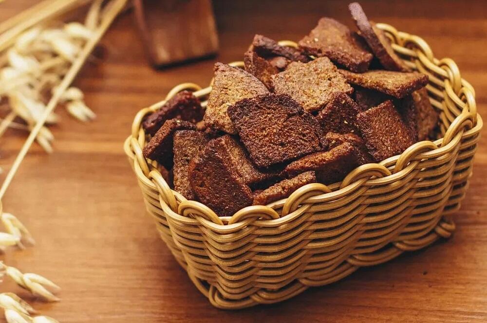 Черный хлеб, засушенный дольками Плетеная корзинка с гренками