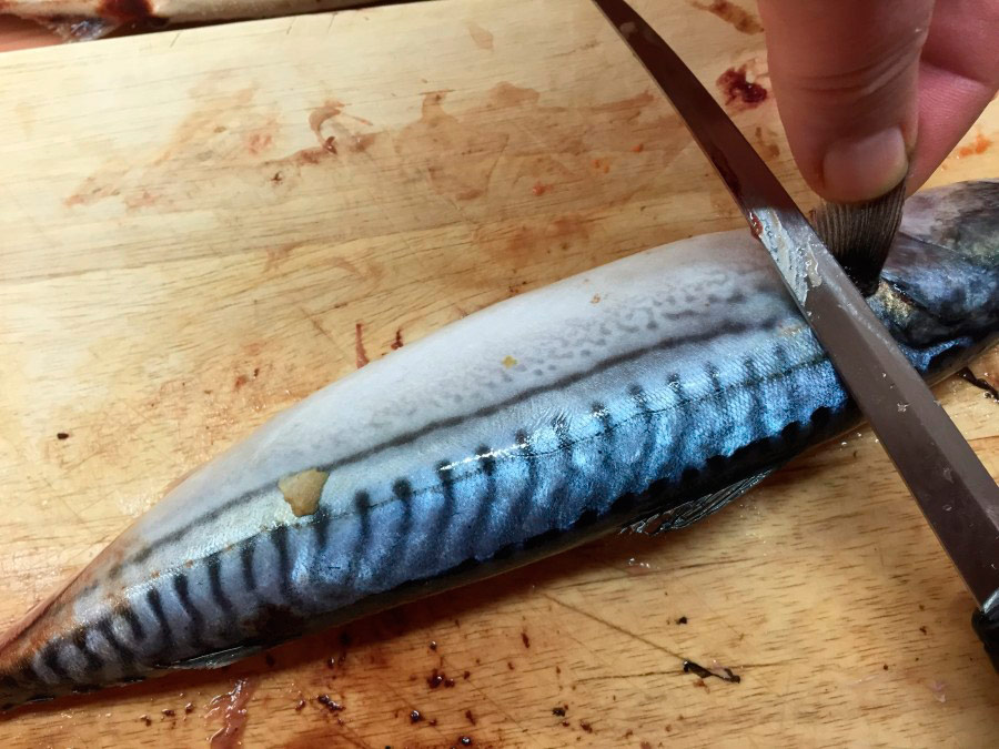 Обезглавливание рыбы для копчения подготовка рыбы для копчения