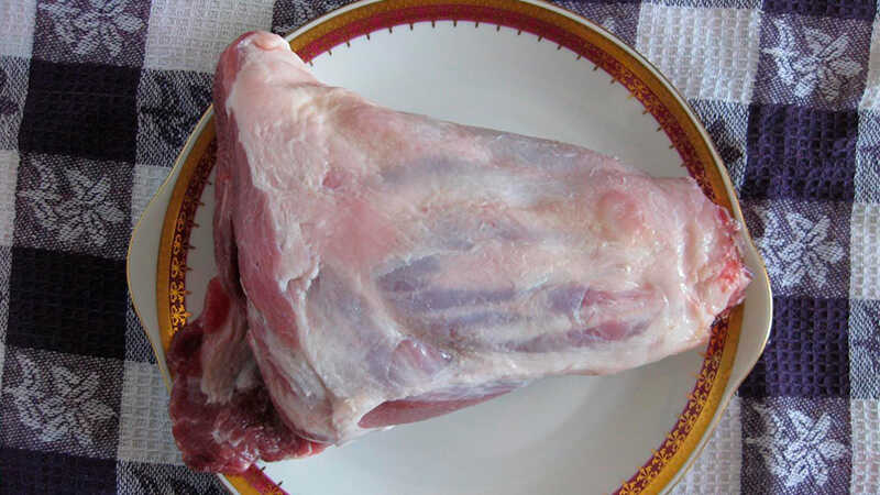 Рулька без шкурки перед маринованием Подготовленная рулька без кожи