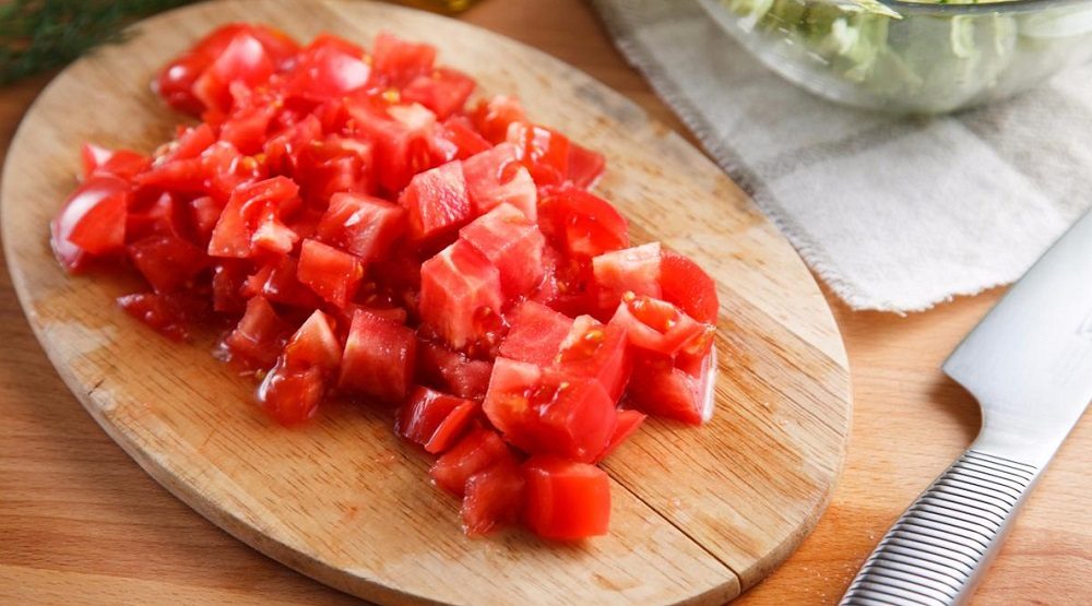 Нарезанный кубиками помидор для салата Помидор для салата с кукурузой