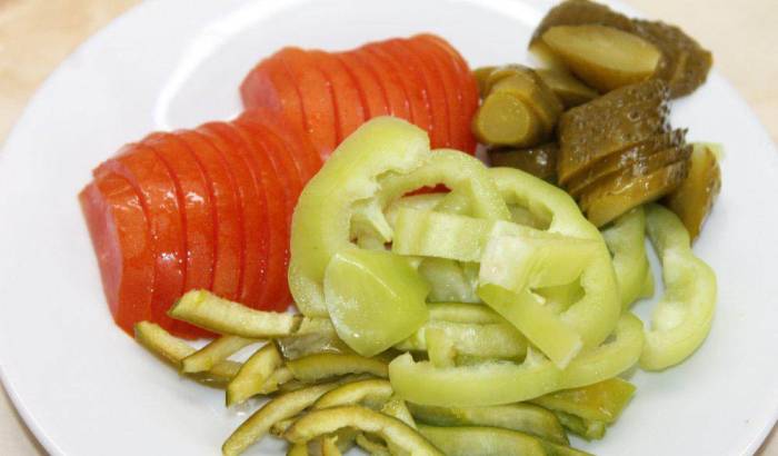 Нарезание огурца, помидора и перца Помидор, огурец и перец