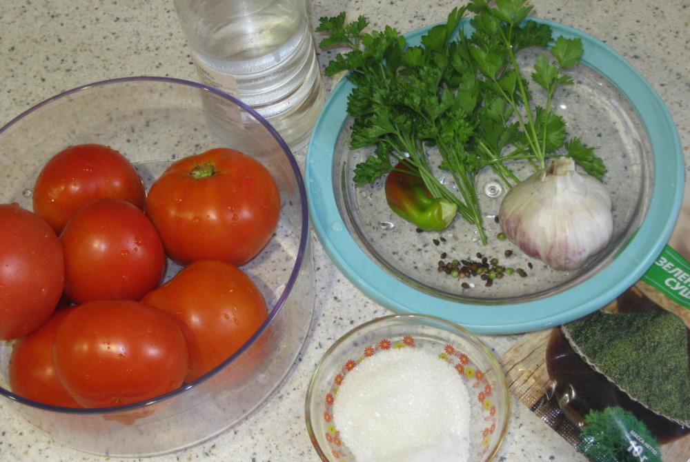 Ингредиенты для томатного соуса с уксусом На столе лежат помидоры, зелень, чеснок, уксус, специи