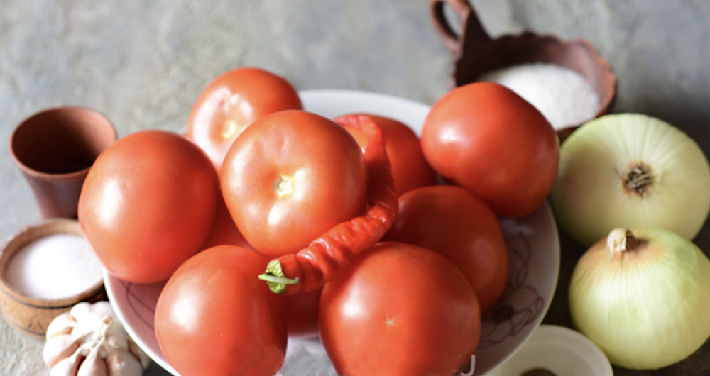 Ингредиенты для приготовления томатного соуса Помидоры, лук и специи